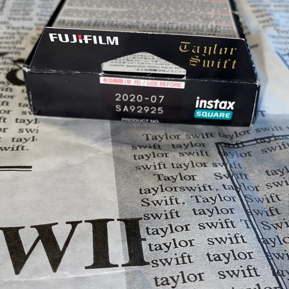 COPY[SOLD] Taylor Swift - Exclusive Polaroid Films - Picture 9 of 12